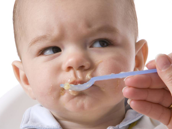 赤ちゃんに新しい食べ物を食べさせましょう