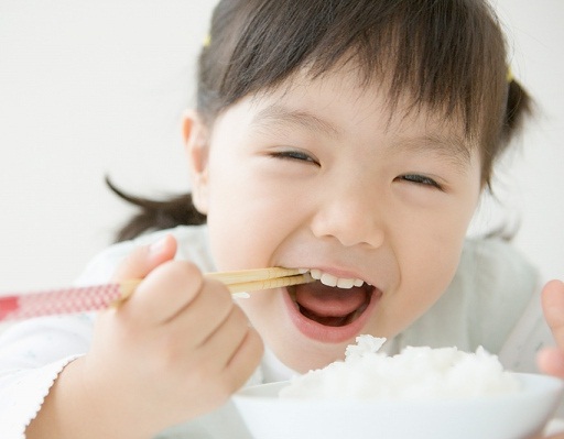 お母さん、私を見て食べて！