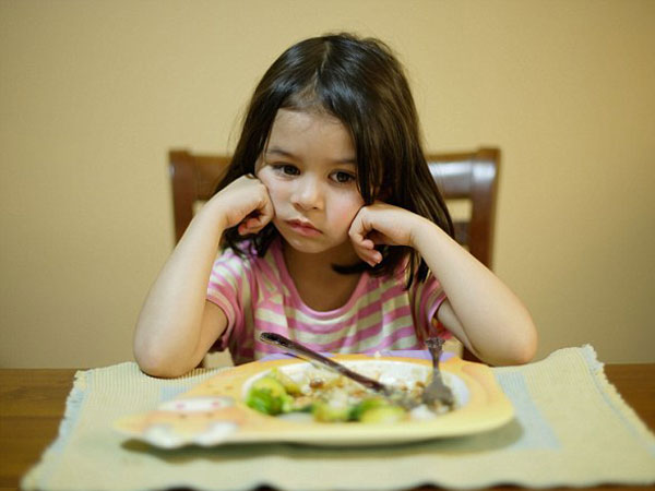 子供の食物保持を完全に扱います