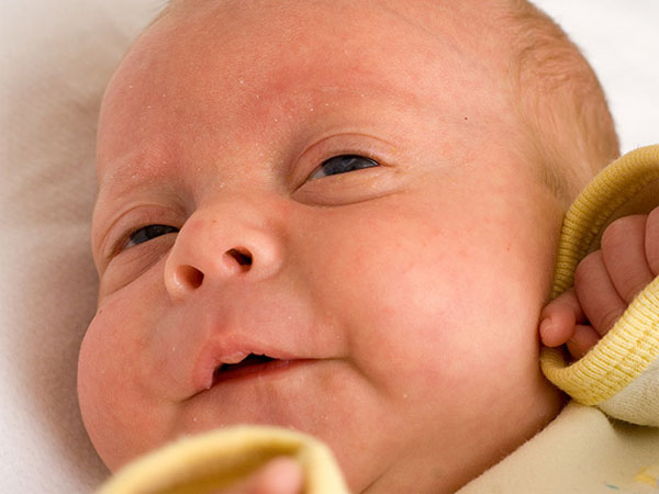 Ist es besorgniserregend, wenn die Augen des Babys noch offen sind?
