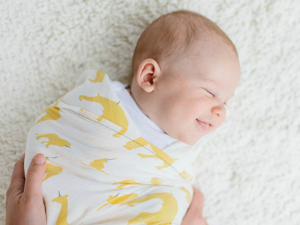 Enveloppez les bébés dans des serviettes: maman a mal fait, vous en avez assez