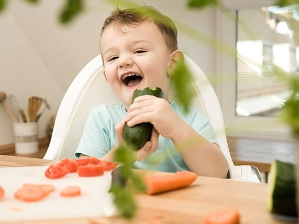 幼い頃から子供たちに前向きな食生活を教える