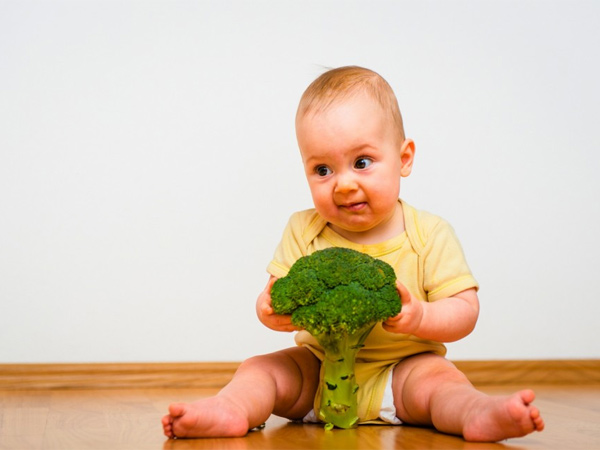 Riconosci i segni di fame, pienezza quando si alimentano cibi solidi