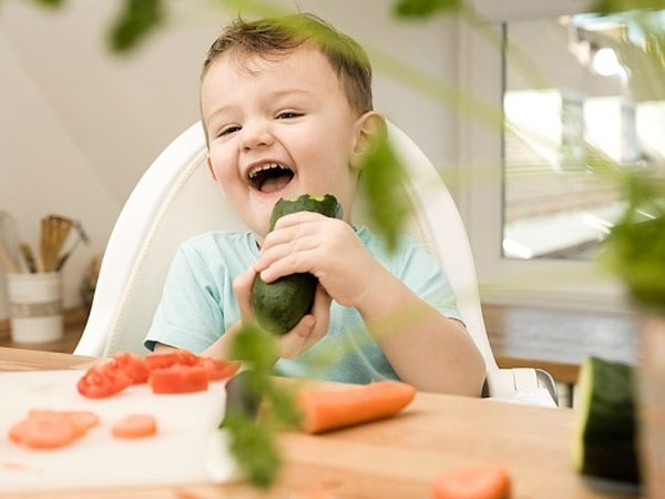 暑い季節に、赤ちゃんはクールダウンするために何を食べますか？