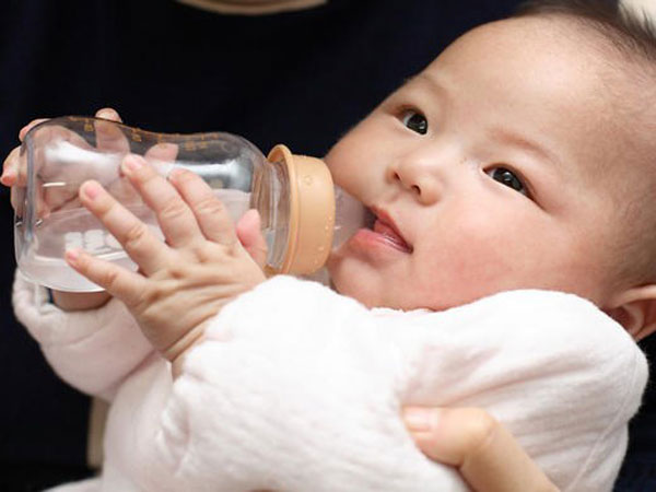 Bambini sotto i 6 mesi: non lasciare che tuo figlio beva acqua!