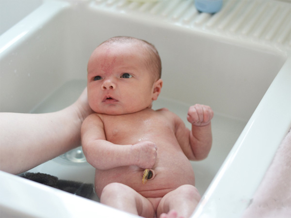 How to bathe a newborn who has not lost their umbilical cord