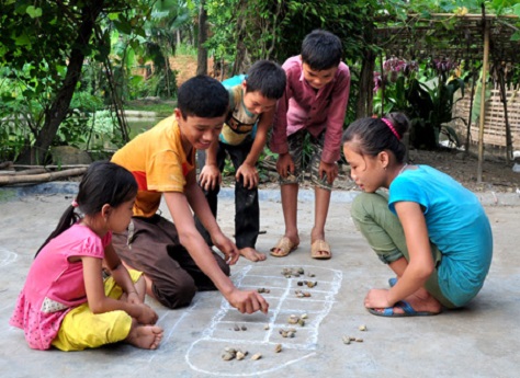 Folk games help children be happy and healthy