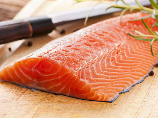 Menu bébé intelligent: sources de nutriments du saumon