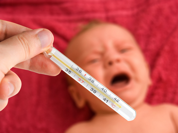 低体温症の子供：危険を冒さないように注意してください！