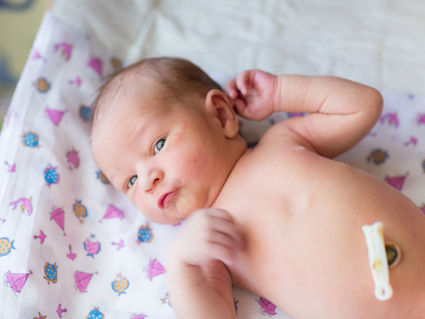 Perte du cordon ombilical chez un nouveau-né: quand devez-vous vous inquiéter?