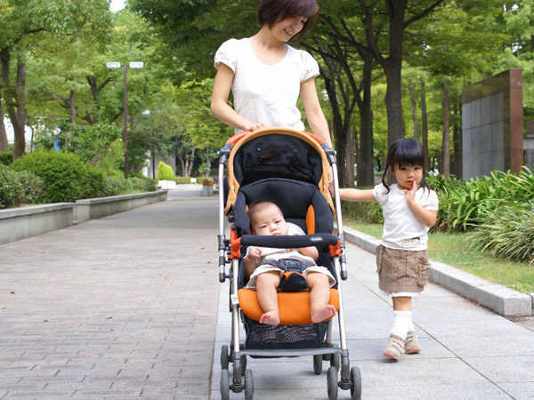 夏の赤ちゃんの世話をする方法：道路を利用するときは注意してください