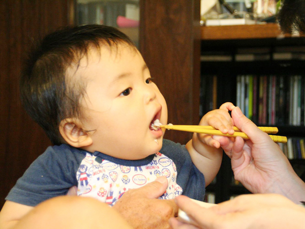 生後4ヶ月の赤ちゃんはどのように固形物を食べますか？