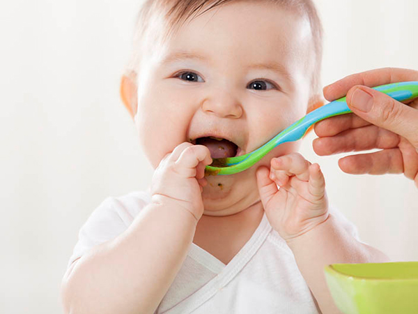 生後5か月の赤ちゃんは固形物を食べますが、1日何食で十分ですか？