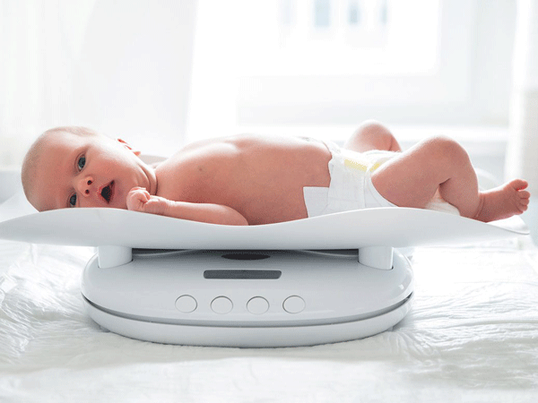 Wie viel wiegt ein 4 Monate altes Baby nach WHO-Standards?