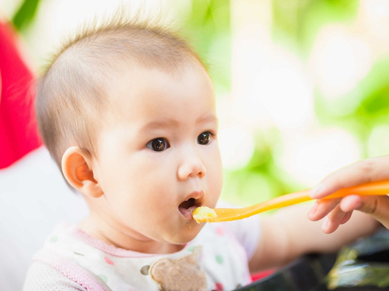 Das Menü der Entwöhnungsmahlzeiten für Babys 6 Monate Mutter nach japanischer Art sollte sich beziehen