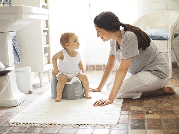 Teaching babies to sit in the potty, difficult exercises not to be discouraged by parents