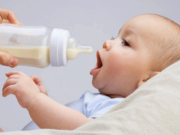 La bonne formule pour déterminer la quantité de lait pour un nouveau-né