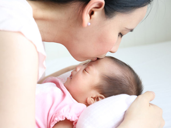10 notes on how to breastfeed your baby at night, update it now!