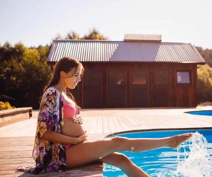 Je dobré pro těhotné plavat a na co si dát pozor?