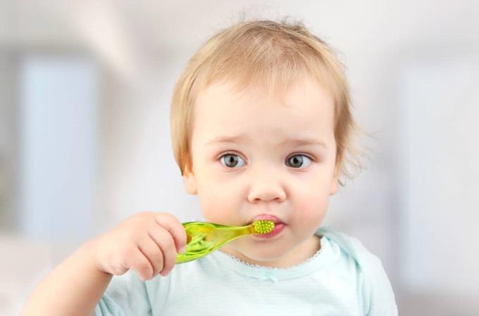 Wählen Sie eine Zahnbürste für Ihr Baby und Tipps für eine effektive Zahnpflege