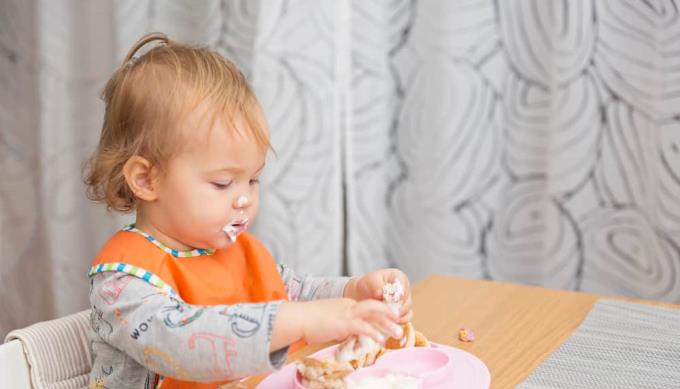 Iesakiet 8 pirkstiņu ēdienus 8 mēnešus veciem zīdaiņiem, kuriem vēl nav iznākuši zobi