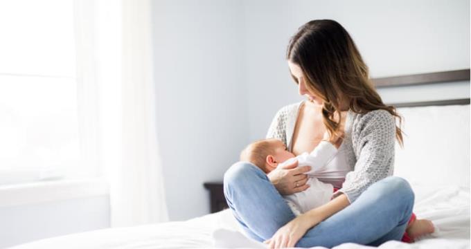 Lactancia materna en mamas grandes del lado pequeño: causas y soluciones