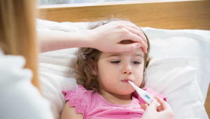 11 tipů na snížení horečky u dětí doma je jednoduchých a účinných