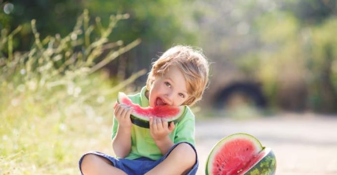 Řekněte vám, jak připravit chladný melounový sirup pro vaše dítě