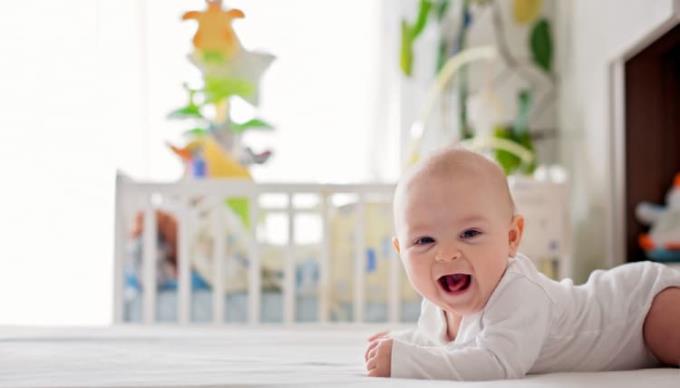 Lad os lære om væksten og udviklingen af ​​4 måneder gamle babyer