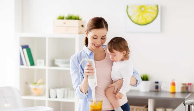 Fortæl mig, hvordan man laver grød til en 8 måneder gammel baby for omfattende udvikling