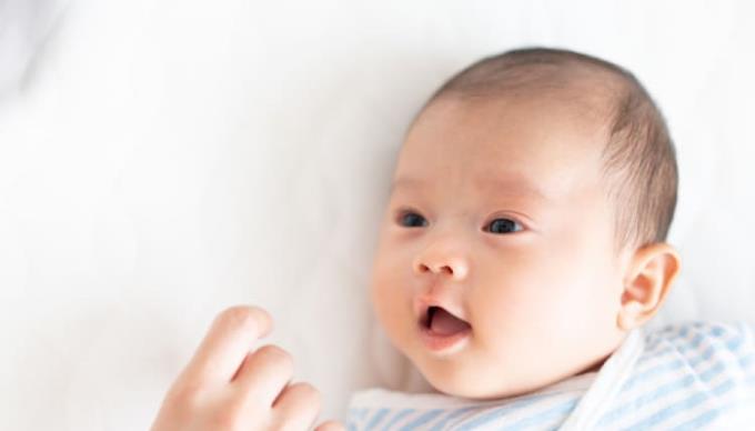 Bílý jazyk novorozence: Mléko nebo jiné příčiny?