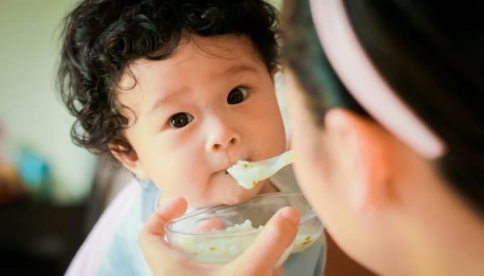 아기가 맛있고 영양가있는 이유식을 먹을 수 있도록 장어죽을 요리하는 방법을 어머니에게 알려주세요.