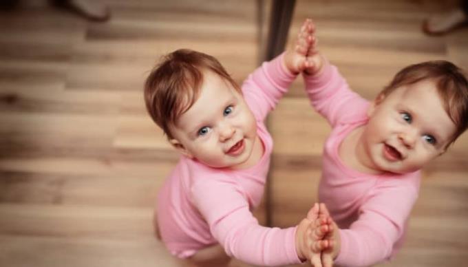 Seznamte se s vývojovými milníky svého dítěte od 3 měsíců do 1 roku
