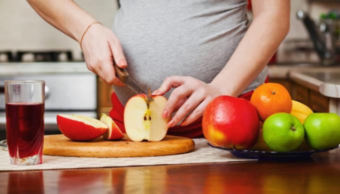 사과를 먹는 임산부의 건강상의 8 가지 이점