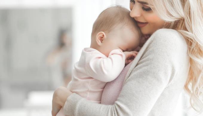 Finn ut årsaken til at babyer gråter om natten