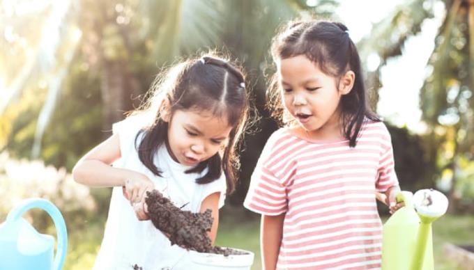 Lassen Sie Kinder im Regen duschen, spielen Sie mit Schlamm: Soll oder nicht?