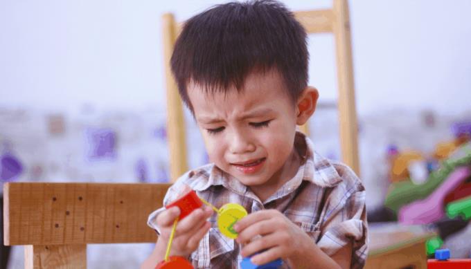Otrava olovem u malých dětí: Příčiny, příznaky a preventivní opatření