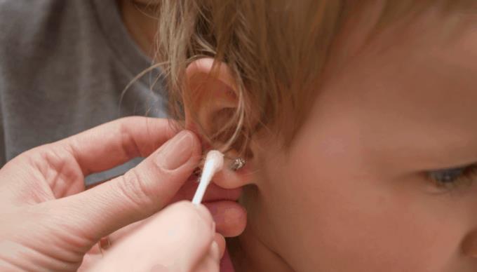 Piercing uší pro miminka: Na co by si rodiče měli dát pozor?