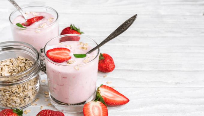 ¿Conoce los beneficios y riesgos de ofrecer yogur?