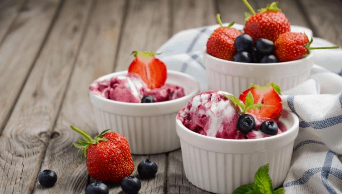 ¿Conoce los beneficios y riesgos de ofrecer yogur?