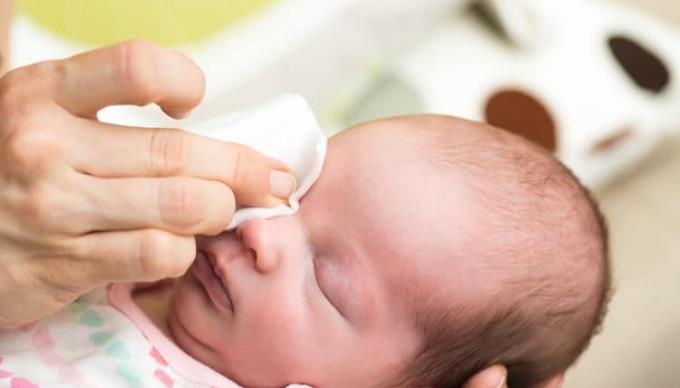 Aufdecken, wie man Kochsalzlösung sicher für Babys verwendet