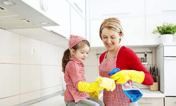 Řekněte vám, jak naučit své dítě čistit ledničku za pouhých 5 minut