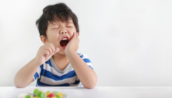 Co způsobuje zánět dásní u dětí?
