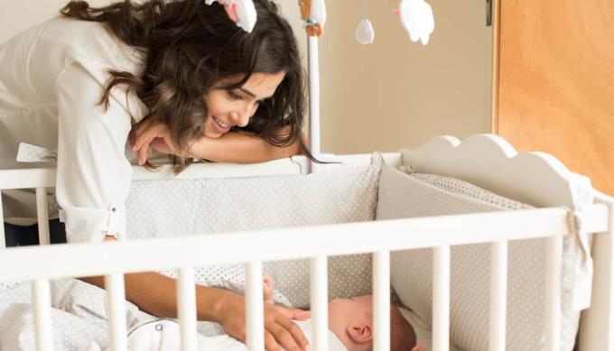 Pediatričtí odborníci a matky se dělí o to, jak přimět děti, aby dobře spaly celou noc