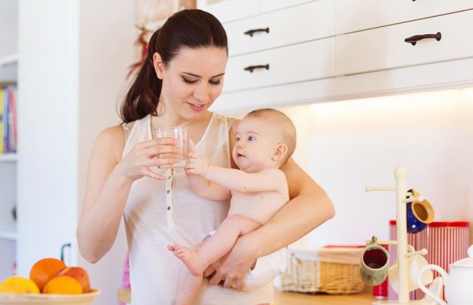 Kolik vody stačí při kojení?