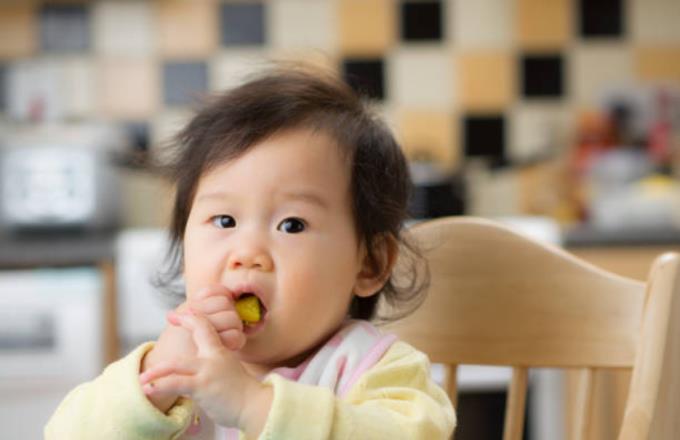 Kdy mohu krmit své dítě kiwi a jak to udělat?