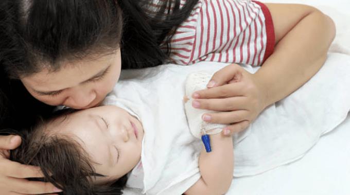 Rodiče by měli věnovat pozornost 8 příznakům meningitidy u malých dětí