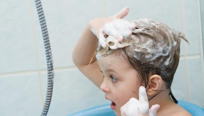 Co by maminky měly dělat, aby se děti naučily koupat se samy?