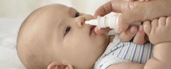 Odhalení 5 účinných způsobů, jak umýt nos svému miminku