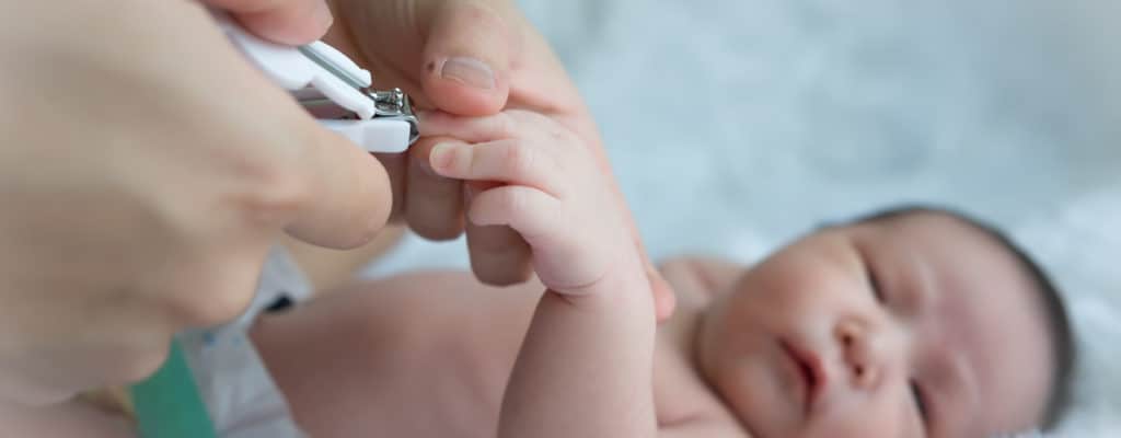 Odhalení 8 tipů, které vám pomohou bezpečně ostříhat nehty vašeho dítěte